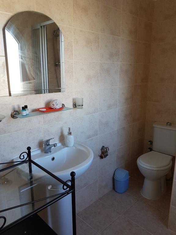 Aphrodite Beachfront Penthouse Apartment Ghaziveran Esterno foto