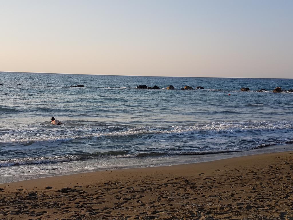 Aphrodite Beachfront Penthouse Apartment Ghaziveran Esterno foto