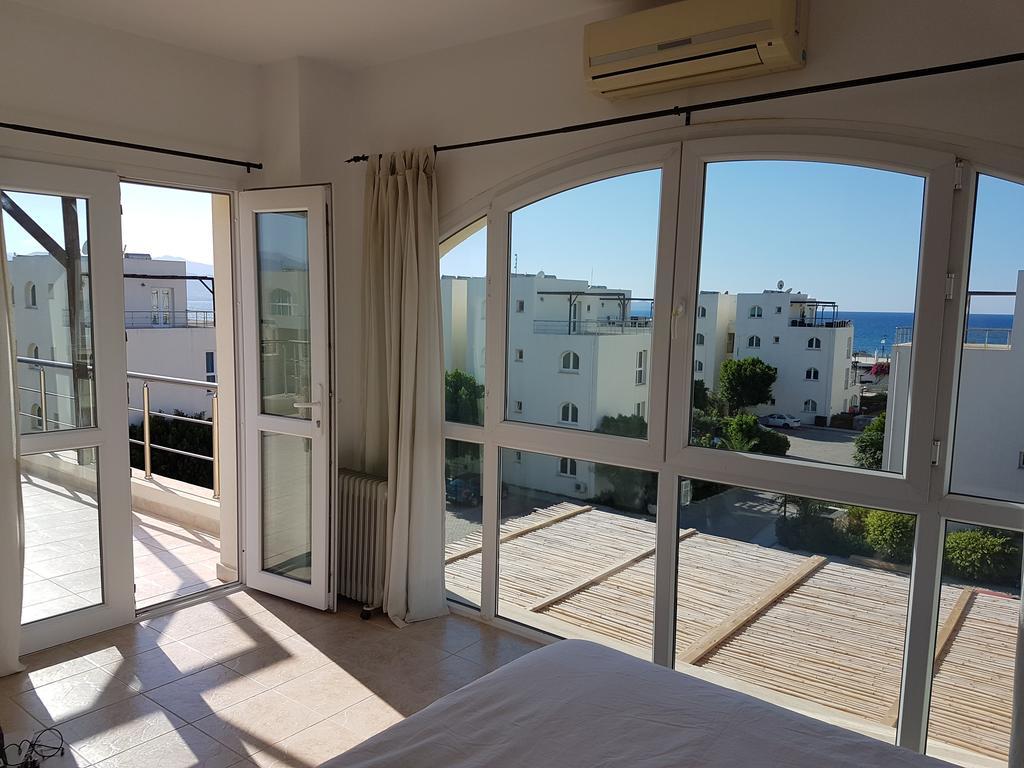 Aphrodite Beachfront Penthouse Apartment Ghaziveran Esterno foto