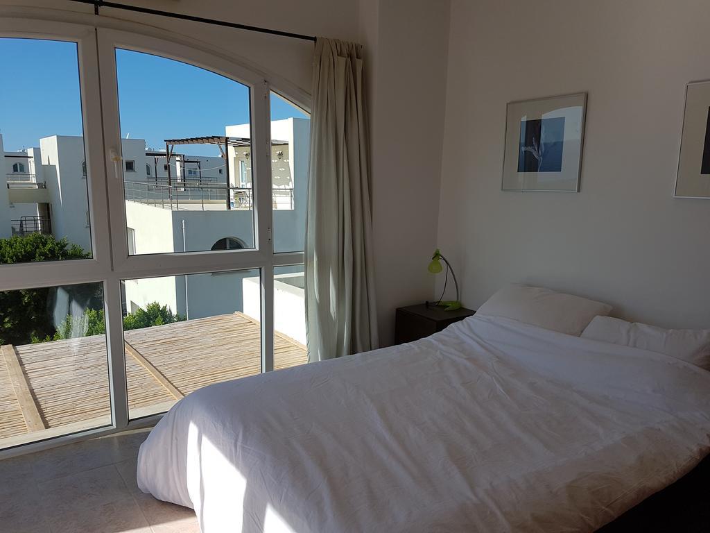 Aphrodite Beachfront Penthouse Apartment Ghaziveran Esterno foto